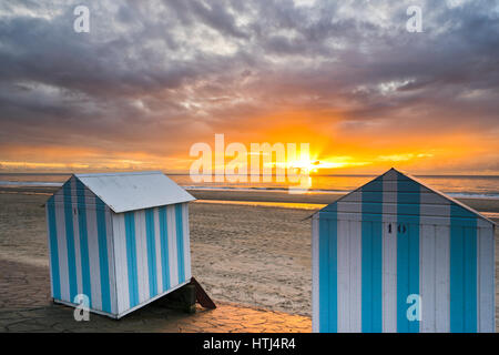 Kabinen und Strand Hauben auf den Strand von Neufchatel-Hardelot, Pas-De-Calais, Frankreich Stockfoto