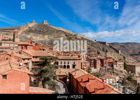 Blick über Albarricin und seine Stadtmauer auf dem Hügel an einem sonnigen Tag mit blauem Himmel. ALBARRACIN liegt in der Provinz Teruel, Spanien. Stockfoto