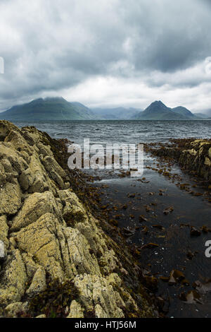 Ein Sommer Sturm vorbei über die Cuilin Berge und Meer von der felsigen Küste von Elgol, Isle Of Skye, Schottland gesehen Stockfoto