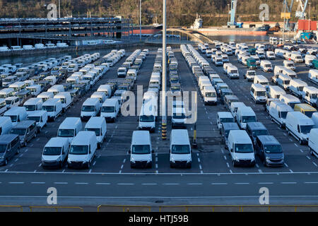 Pasajes Sea Port Park voller neuer Opel und Mercedes Transporter in Perspektive in Guipuzcoa (Baskenland, Spanien) 2017. Stockfoto