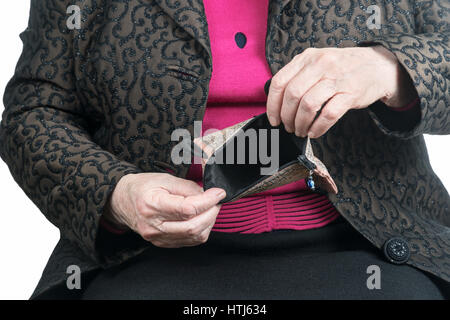 Leeren Geldbeutel in die Hände der alten Frau Stockfoto