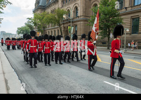 Wechsel der Wachablösung / Parade, Ottawa, Ontario, Kanada, zeremonielle Garde Bärenfell tragen Hüte / caps. Stockfoto