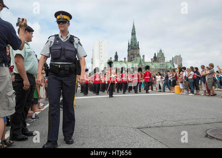 Wechsel der Wachablösung / Parade, Ottawa, Ontario, Kanada, zeremonielle Garde Bärenfell tragen Hüte / caps. Stockfoto