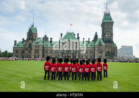 Wechsel der Wachablösung / Parade, Ottawa, Ontario, Kanada, zeremonielle Garde Bärenfell tragen Hüte / caps. Stockfoto