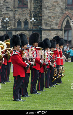 Wechsel der Wachablösung / Parade, Ottawa, Ontario, Kanada, zeremonielle Schutzband Bärenfell tragen Hüte / caps. Stockfoto