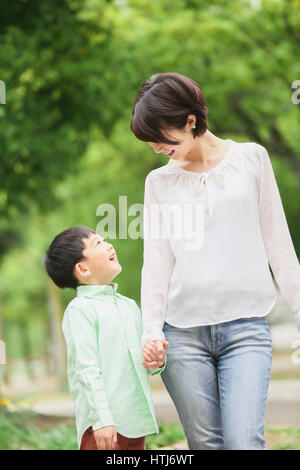 Japanische Mutter und Sohn in einem Stadtpark Stockfoto