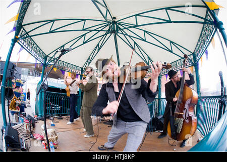 Geige Spieler, Teil einer folk-Band beim Hafenfest in Cardiff, Wales, Cardiff, Cardiff Bay. Stockfoto