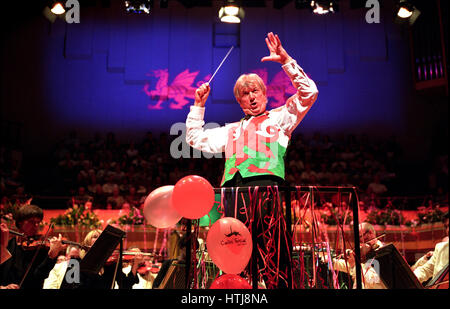 Owain Arwel Hughes Durchführung der letzten Night Of The Proms, St Davids Hall, Cardiff. Stockfoto