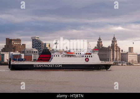 Isle Of Man Steam Packet Company IOMSP Ro-Ro-Fähre Schiff kommt Ben-My-Chree in Liverpool mit dem Pierhead im Hintergrund am Fluss Mersey. Stockfoto