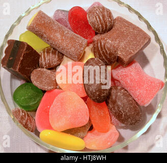 Gemischte Bonbons in verschiedenen Farben in einer Glasschale Stockfoto
