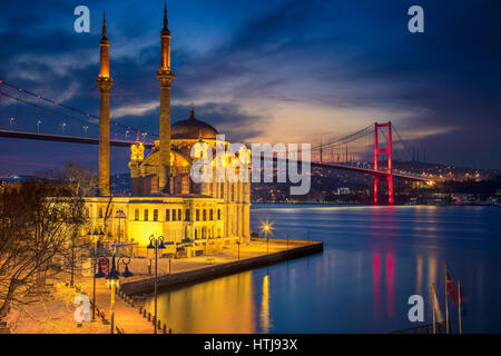 Istanbul. Bild von Ortakoy-Moschee mit Bosporus-Brücke in Istanbul während der blauen Dämmerstunde. Stockfoto