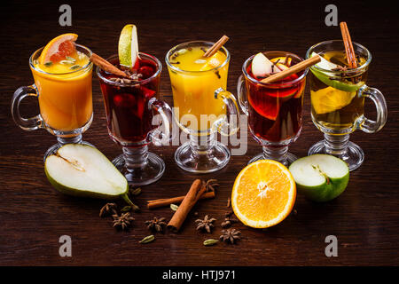 Alkohol, bar, cocktail Glas auf der Theke, cocktail-Glas in einer Bar, trinken Cocktails, erfrischenden Drink Cocktail auf farbigem Hintergrund Stockfoto