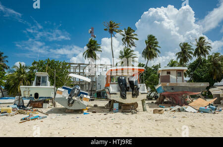 Boote repariert am Strand auf Dhigufinolhu, Malediven Stockfoto