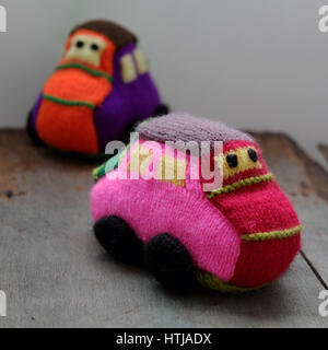Selbstgemachtes Geschenk für Kinder, zwei bunte Baby Auto von Garn, lustige Emotion auf paar Auto, hausgemachte Spielzeug als erstaunliche Geschenk stricken Stockfoto