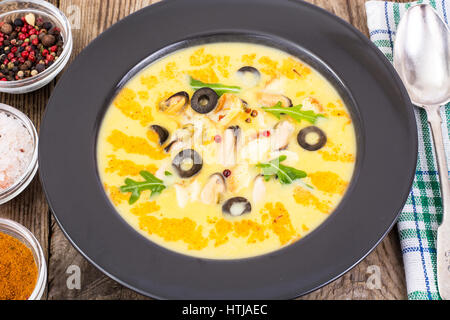 Gemüsesuppe-Püree mit Muscheln in schwarze Platte auf hölzernen Hintergrund. Studio Photo Stockfoto