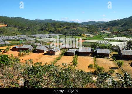 DA LAT, VIET NAM - DEC 30: Erstaunliche Szene in Dalat Landschaft, Gruppe von Holzhaus unter Landwirtschaft Feld, Gehäuse für Settle Armen Vietnamesen, la Stockfoto