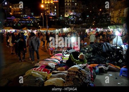 Da Lat, Viet Nam, überfüllten Atmosphäre in Dalat Nachtmarkt, Reisenden Essen Straße am Markt unter freiem Himmel in der kalten Jahreszeit, Menschenmenge auf dem Marktplatz, Vietnam Stockfoto