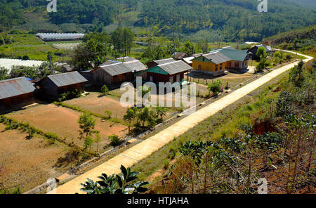 DA LAT, VIET NAM - DEC 30: Erstaunliche Szene in Dalat Landschaft, Gruppe von Holzhaus unter Landwirtschaft Feld, Gehäuse für Settle Armen Vietnamesen, la Stockfoto