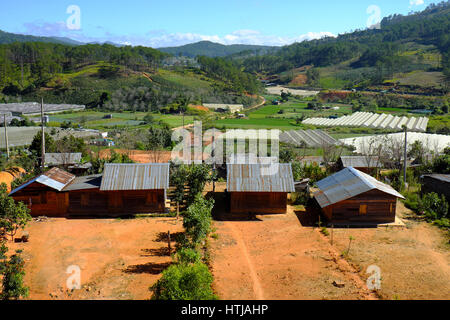 DA LAT, VIET NAM - DEC 30: Erstaunliche Szene in Dalat Landschaft, Gruppe von Holzhaus unter Landwirtschaft Feld, Gehäuse für Settle Armen Vietnamesen, la Stockfoto