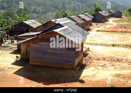 DA LAT, VIET NAM - DEC 30: Erstaunliche Szene in Dalat Landschaft, Gruppe von Holzhaus unter Landwirtschaft Feld, Gehäuse für Settle Armen Vietnamesen, la Stockfoto