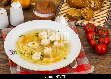 Suppe mit Huhn Frikadellen. Studio Photo Stockfoto