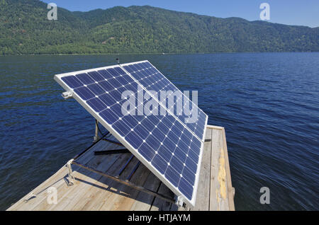 Das Solarpanel auf dem Steg am See Telezkoje Stockfoto