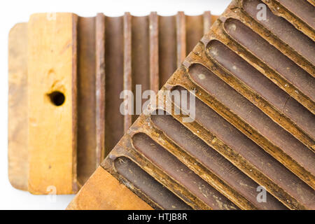 Das Handbuch der Maschine aus Holz für die Produktion der kubanischen Zigarren eine Qualitätsprämie auf weißem Hintergrund. Stockfoto