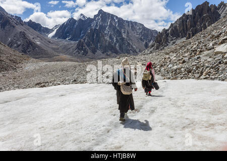 Tibetisch-buddhistische Pilger überqueren Gletscher En route Mount Kailash Kora Stockfoto