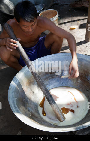 Mann unter Rühren und machen Palmzucker im Dorf von Preah Dak in Siem Reap in Kambodscha Stockfoto