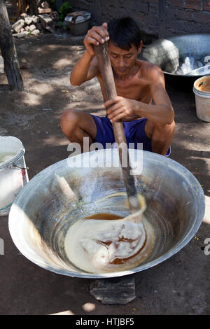 Mann unter Rühren und machen Palmzucker im Dorf von Preah Dak in Siem Reap in Kambodscha Stockfoto