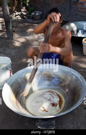 Mann unter Rühren und machen Palmzucker im Dorf von Preah Dak in Siem Reap in Kambodscha Stockfoto