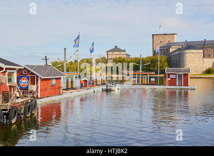 Tankstelle für Boote mit Festung Vaxholm in den Hintergrund, Vaxholm, Schweden, Skandinavien Stockfoto