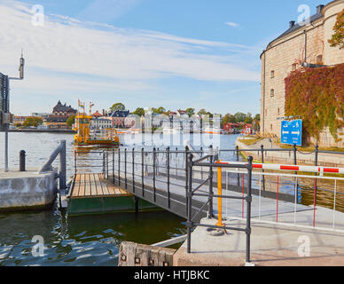 Kabel ferry verbindet Vaxholm nach Vaxholm Festung Island, Schweden, Skandinavien Stockfoto