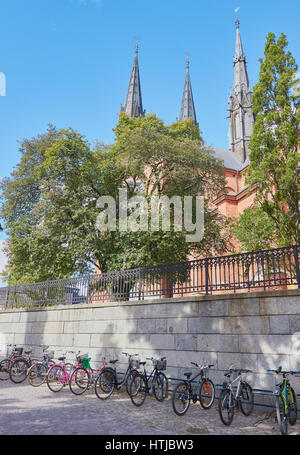 Reihe von Fahrrädern außerhalb Skandinaviens Uppsala Kathedrale, Uppsala, Schweden, Stockfoto