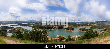 Panoramablick über Guatape Dam (Penon) - Kolumbien Stockfoto