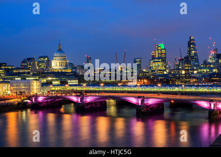 Skyline von London mit St. Paul's Cathedra, Themse Reflexionen und der Londoner City Dämmerung Nacht Panorama, London, England, Großbritannien
