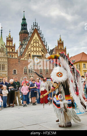 Südamerikanischen Indianer am Rynek vor mittelalterlichen Rathaus in Breslau, Niederschlesien, Polen Stockfoto