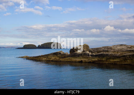 Der kleine Hafen von Ballintoy auf der North Antrim Küste Nordirlands mit seinen Stein gebaut Bootshaus im Meer reflektieren Stockfoto