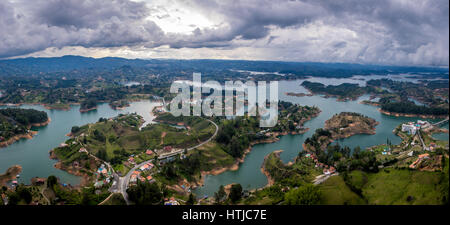 Panoramablick über Guatape Dam (Penon) - Kolumbien Stockfoto