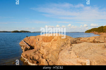 Felsige Ufer der Insel Grinda, Stockholmer Schären, Schweden, Scandinavia Stockfoto