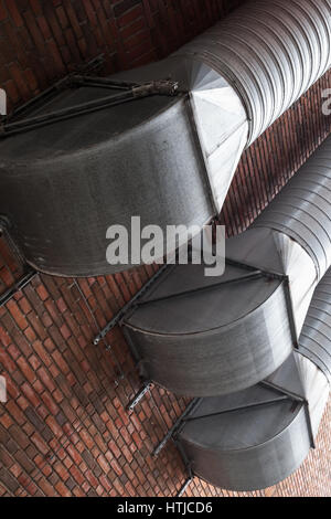 Outdoor-Lüftungsrohre angebrachten roten Backsteinmauer Stockfoto