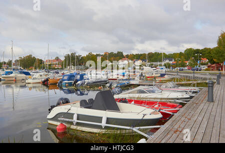 Boote vor Anker in Sigtuna Hafen, Stockholms län, Schweden, Skandinavien Stockfoto