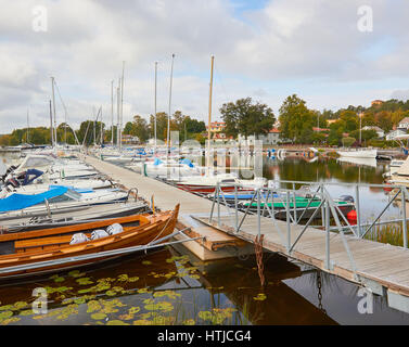 Boote vor Anker in Sigtuna Hafen, Stockholms län, Schweden, Skandinavien Stockfoto