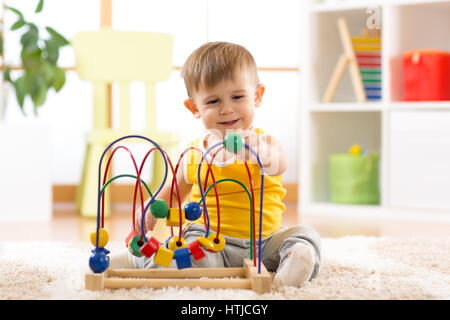 Kind Junge spielt mit Bildungs-Spielzeug zu Hause oder im kindergarten Stockfoto