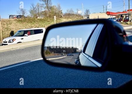 Auto-Seitenspiegel, Blick durch schmutziges Autofenster, Spiegelung im Spiegel  Stockfotografie - Alamy