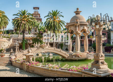 Park und die bizarre Architektur der Villa Grock in Ornelia, Imperia, an der ligurischen Küste, Nord-West-Italien. Stockfoto