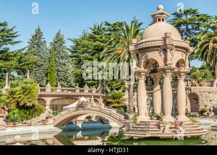 Park und die bizarre Architektur der Villa Grock in Ornelia, Imperia, an der ligurischen Küste, Nord-West-Italien. Stockfoto