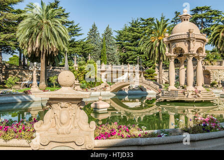 Park und die bizarre Architektur der Villa Grock in Ornelia, Imperia, an der ligurischen Küste, Nord-West-Italien. Stockfoto