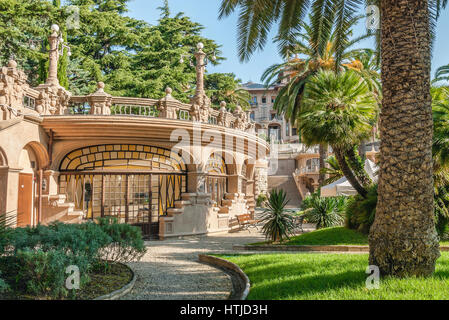 Park und die bizarre Architektur der Villa Grock in Ornelia, Imperia, an der ligurischen Küste, Nord-West-Italien. Stockfoto