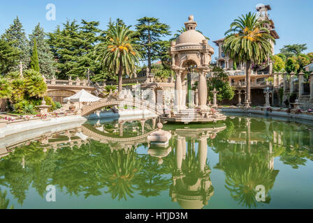 Park und die bizarre Architektur der Villa Grock in Ornelia, Imperia, an der ligurischen Küste, Nord-West-Italien. Stockfoto